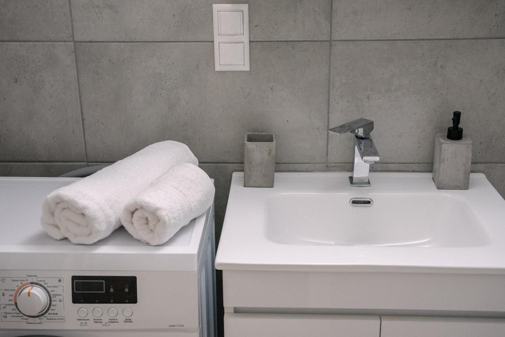 Apartamento 3Cs Athens Ampelokipoi Comfy Flat Ft Patio Airport Direct Day N Night Exterior foto
